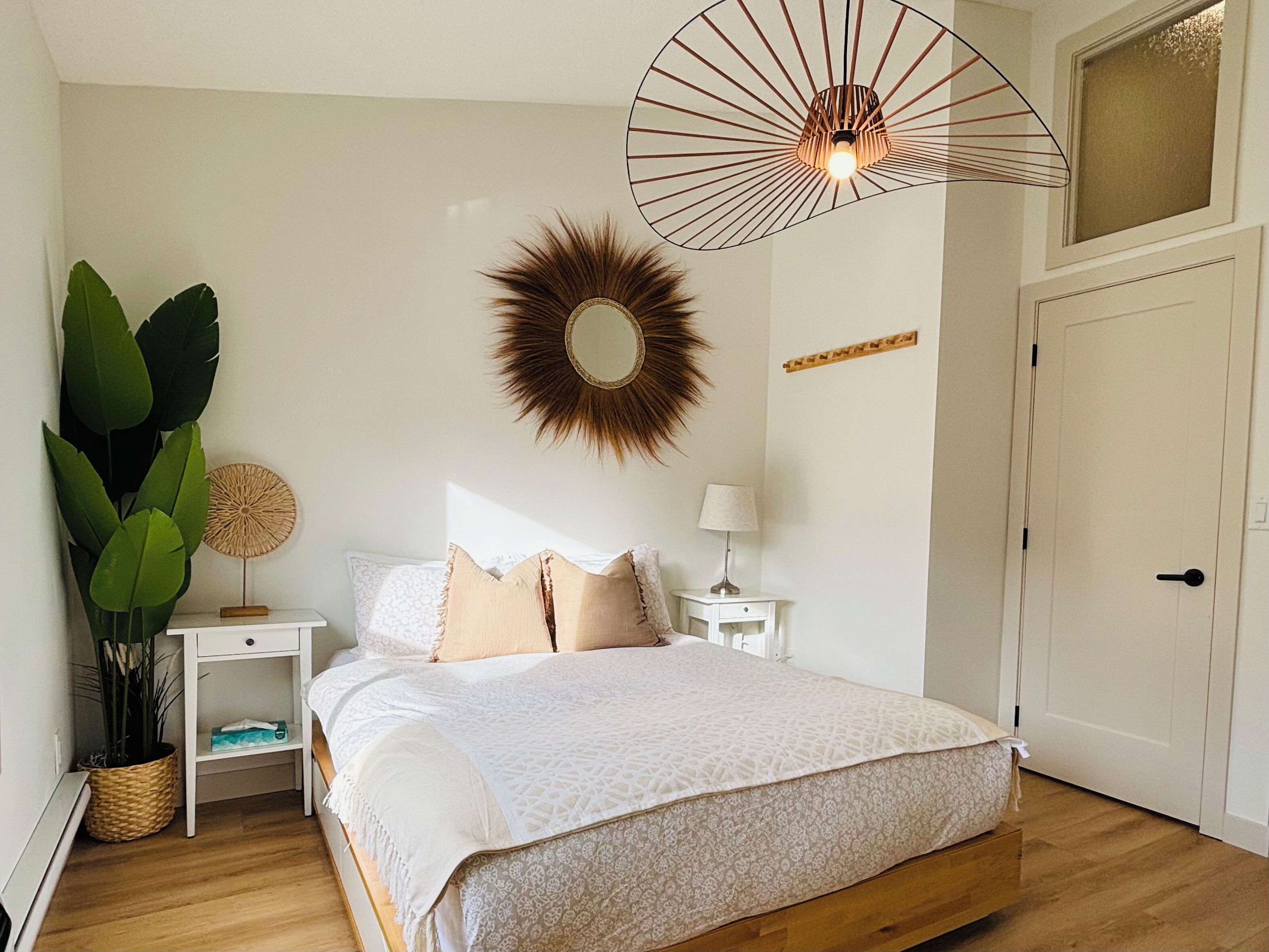 2 habitaciones, tabla de planchar con plancha y cuna de viaje 