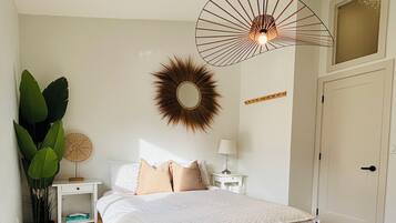 2 habitaciones, tabla de planchar con plancha y cuna de viaje