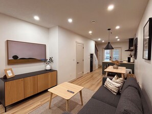 Smart TV, fireplace - The overlook stay Free parking 35 (Harvie Heights)