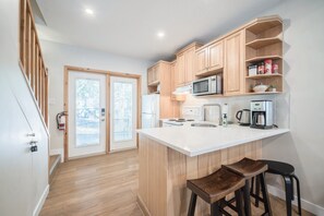 Een magnetron, een oven, een kookplaat, een vaatwasser