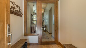 A wooden interior with a bench, a mirror, and a wall-mounted deer sculpture. - Sawtooth by Avantstay Spacious Pine Tree Cabin w/ Hot Tub (Truckee)