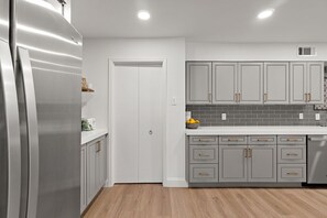 ثلاجة، ميكروويف، فرن، موقد طهي مسطح