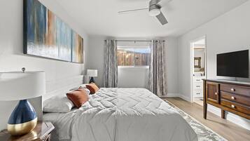 3 bedrooms, desk, iron/ironing board, travel crib