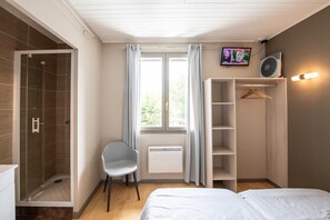 1 bedroom, desk, free WiFi, bed sheets