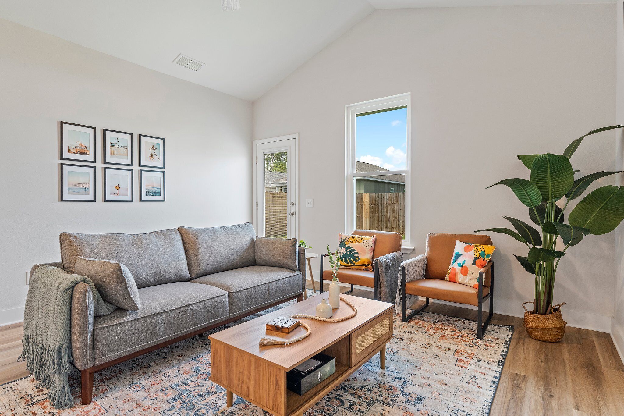 Stunning Beach Cottage, Minutes to Beach and Parks