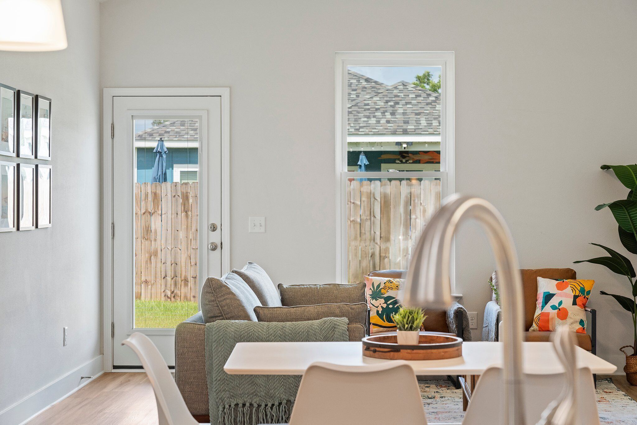 Stunning Beach Cottage, Minutes to Beach and Parks