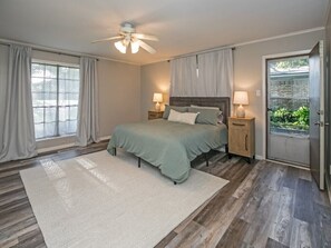 5 bedrooms, WiFi, bed sheets - Beautiful Azalea District 2 Masters (Tyler)