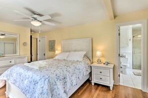 3 makuuhuonetta, työpöytä, silitysrauta/-lauta, vauvan matkasänky