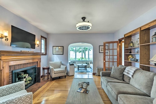 Walkable New Haven Retreat w/ Ocean Views!