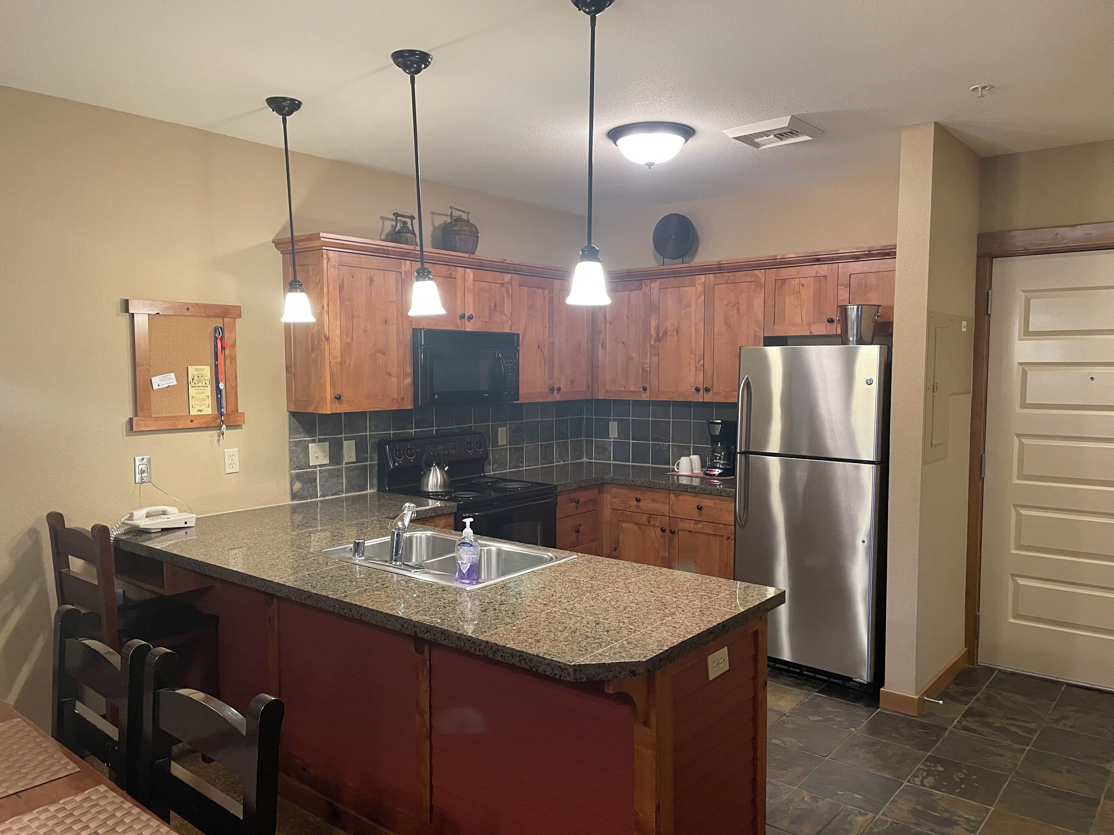 Penthouse w/Beautiful Mountain Views and Fireplace. Sleeps 4