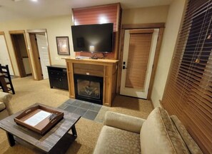 Smart TV y chimenea 