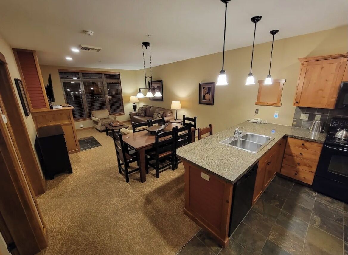 Penthouse w/Beautiful Mountain Views and Fireplace. Sleeps 4