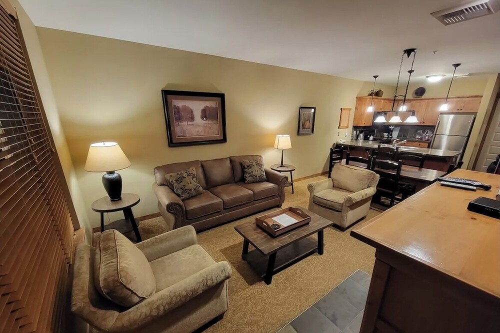 Penthouse w/Beautiful Mountain Views and Fireplace. Sleeps 4