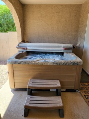 Outdoor spa tub - Spacious golfers retreat with free guest pass!
 (Sun Lakes)