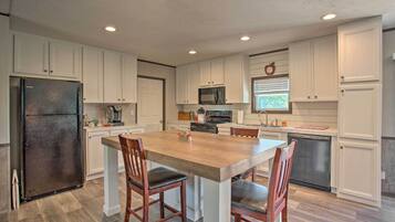 Kühlschrank, Mikrowelle, Herdplatte, Geschirrspüler