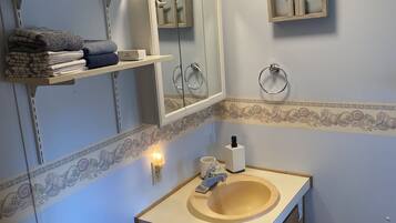 Duschwanne, Handtücher, Seife, Toilettenpapier