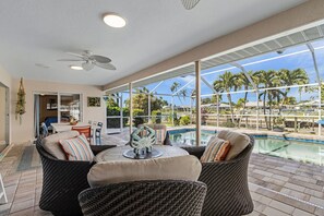 Alberca al aire libre y alberca climatizada