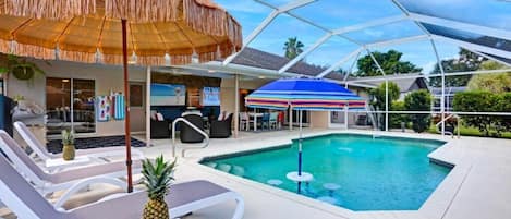 Una piscina al aire libre, una piscina climatizada