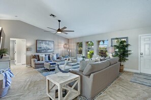 Smart TV, futbolito, mesa de ping pong