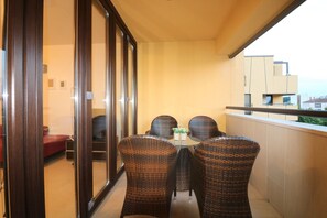 Outdoor dining - 2-3 persons, Porec center, close to the beach, wifi, air conditioning (Porec)