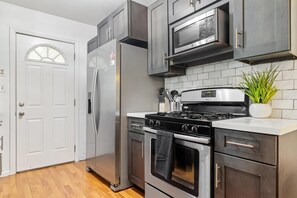 KĂŒhlschrank, Mikrowelle, Ofen, Herdplatte