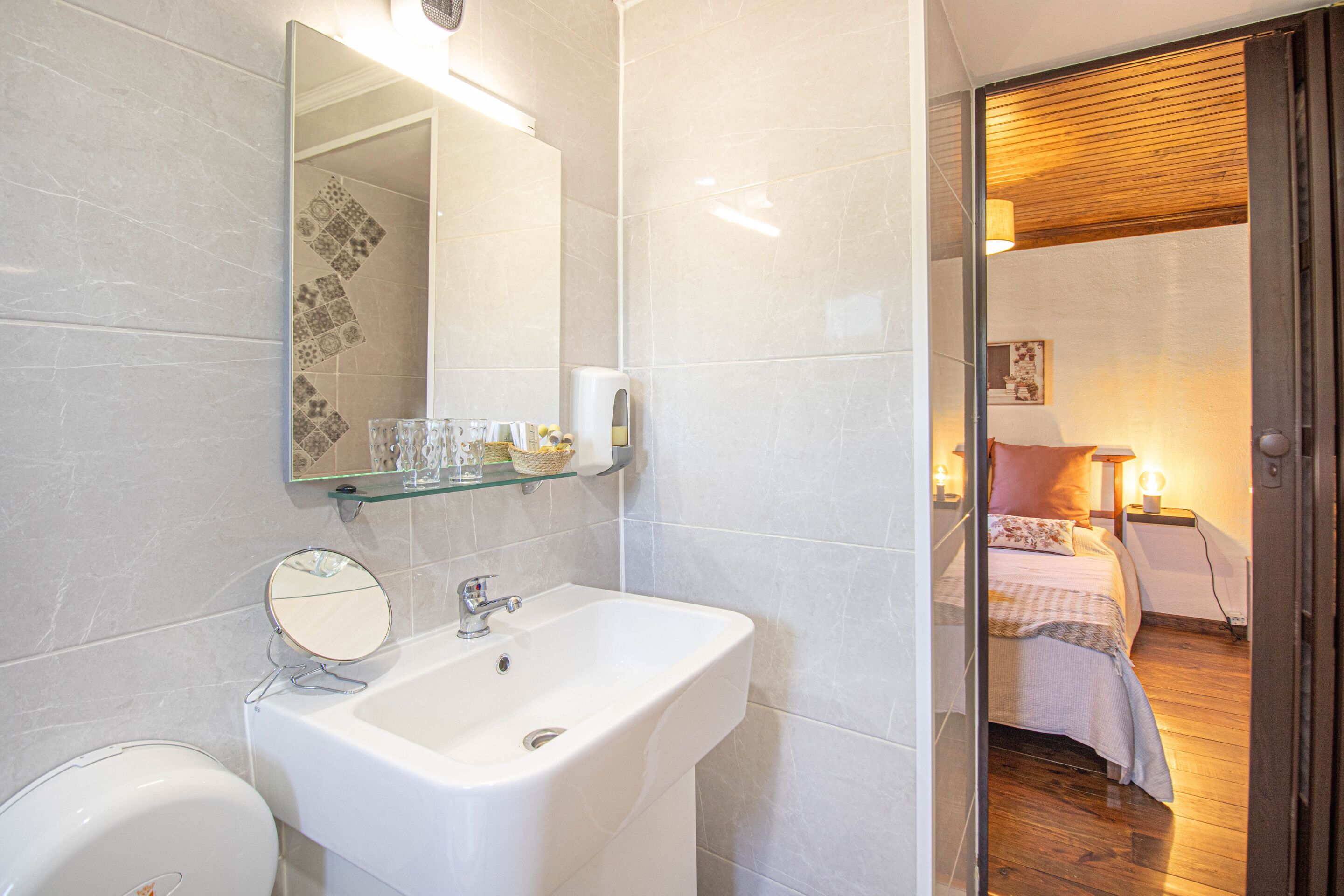 Standard dubbelrum - privat badrum - utsikt mot trädgården (Chambre Std 2) | Badrum | Dusch, handdukar, tvål och schampo