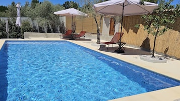 Piscine extérieure (ouverte en saison), parasols de plage