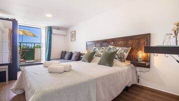 Suite Deluxe, baño en la habitación (Chambre Luxe 4) | 1 habitación, decoración personalizada y muebles diferentes