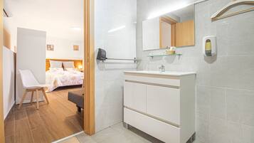 Superior Suite, Ensuite (Chambre Premium) | Bathroom | Shower, towels, soap, shampoo