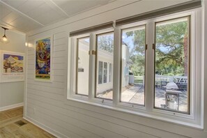 Interior - Beachcomber Cottage Beautiful, Recently Renovated Home W/ Enclosed Courtyard (Jekyll Island)