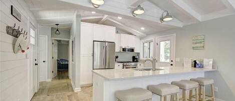 冷蔵庫、電子レンジ、オーブン、コンロ