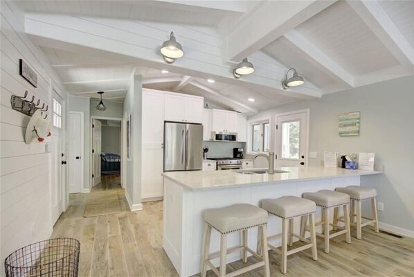 Fridge, microwave, oven, stovetop - Beachcomber Cottage Beautiful, Recently Renovated Home W/ Enclosed Courtyard (Jekyll Island)