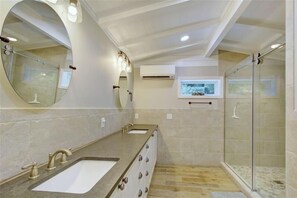 Shower, hair dryer, towels - Beachcomber Cottage Beautiful, Recently Renovated Home W/ Enclosed Courtyard (Jekyll Island)