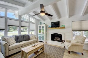 Smart TV, fireplace, DVD player - Beachcomber Cottage Beautiful, Recently Renovated Home W/ Enclosed Courtyard (Jekyll Island)