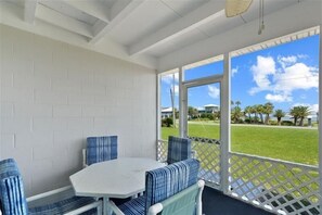 Outdoor dining - Bill Smith House A - great location with ocean views (Jekyll Island)