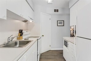 Jääkaappi, mikroaaltouuni, uuni, liesi