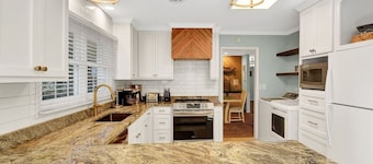 Newbern Cottage - fabulous cottage only 2 blocks from the beach