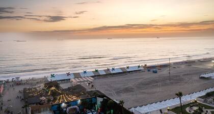 2 Br home, Sleeps 10, 1 min walk to Rosarito Beach