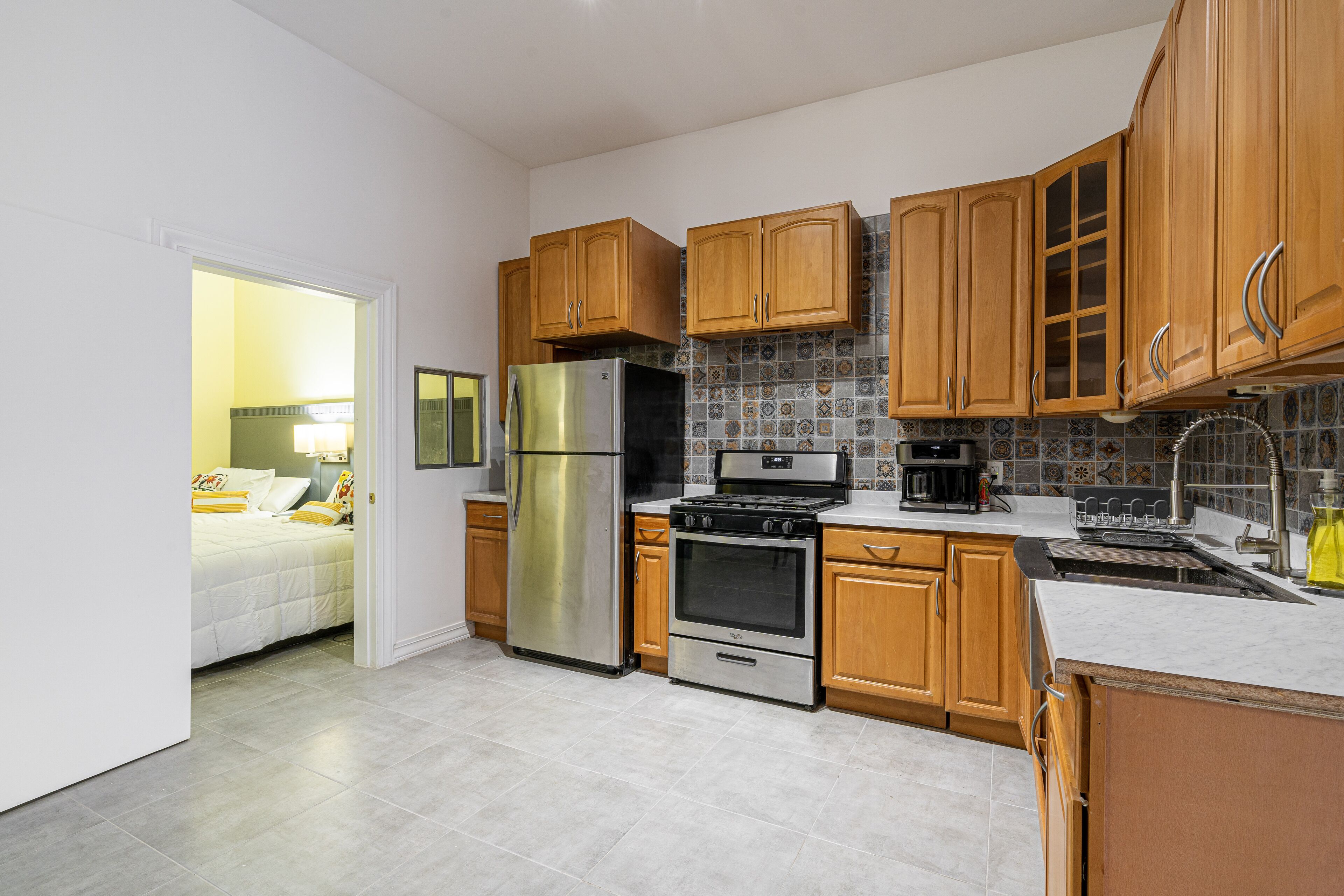 Réfrigérateur, surface de cuisson, cafetière-théière