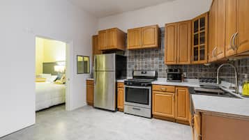 Réfrigérateur, surface de cuisson, cafetière-théière