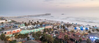 2 Br home, Sleeps 10, 1 min walk to Rosarito Beach