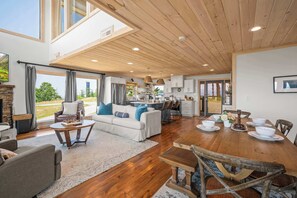 TV, fireplace, offices - Starr Scape - Luxury Smoky Mountain Cabin (Sevierville)