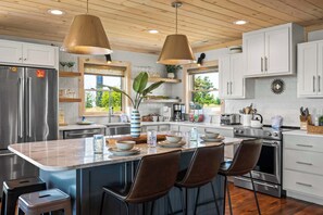 Fridge, microwave, oven, stovetop - Starr Scape - Luxury Smoky Mountain Cabin (Sevierville)