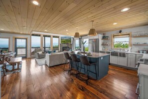 Interior - Spectacular View 3 Bd Luxury Smoky Mountain Cabin (Sevierville)