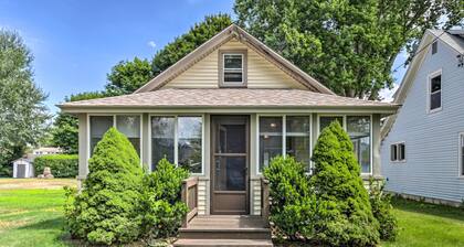 'Grandma's Cottage' w/ Sunroom: Walk to Beach