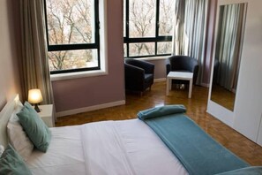 Escritorio, tabla de planchar con plancha, internet y ropa de cama 