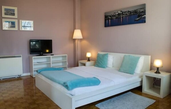 Escritorio, tabla de planchar con plancha, internet y ropa de cama 