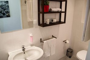 Regadera, secadora de cabello, toallas, jabón 