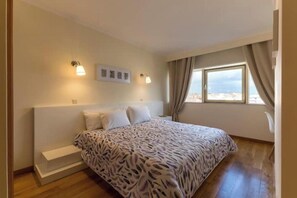 1 bedroom, desk, iron/ironing board, Internet