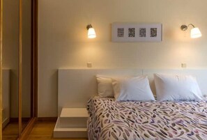 1 bedroom, desk, iron/ironing board, Internet